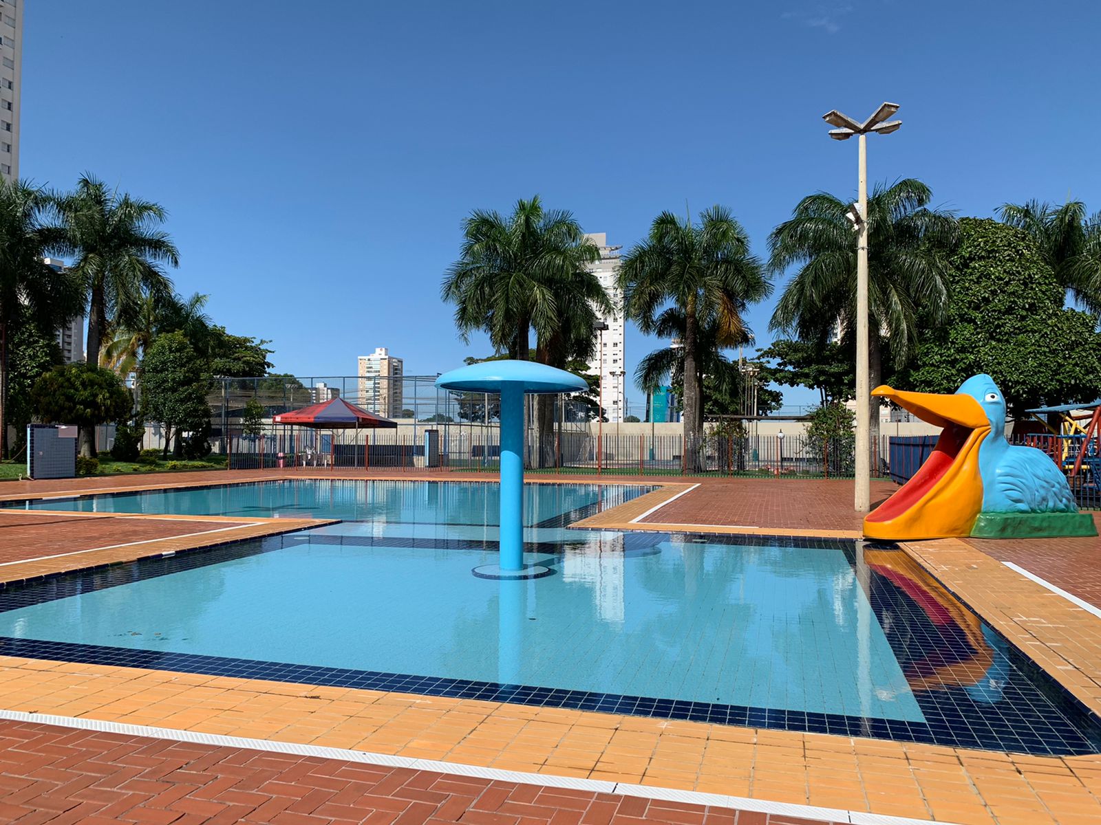 piscina aberta ao público sábado domingo e feriados. clube dos